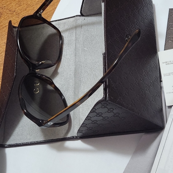 Gucci Oversized Sunglasses - Picture 2 of 15